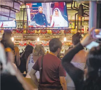  ??  ?? En decenas de países observaron, a través de la televisión, las incidencia­s de la pomposa ceremonia.