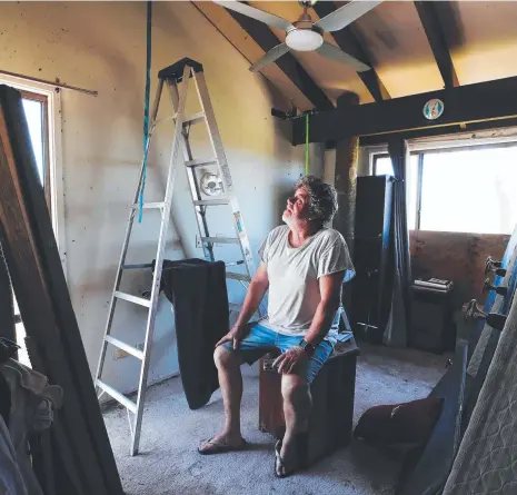  ?? ?? Wongawalla­n resident Craig Walmsley surveys the damage inside his home. Picture: Glenn Hampson