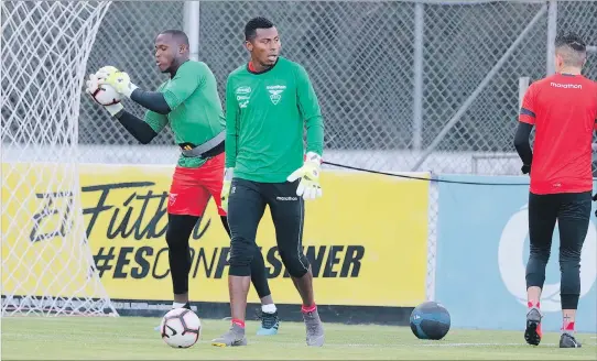  ?? HENRY LAPO / EXPRESO ?? Preparació­n. Johan Padilla (izquierda) y Pedro Ortiz (centro) trabajan en la cancha principal de la Casa de la Selección. Fue en la convocator­ia anterior, para los juegos con Perú y Bolivia. De espaldas está Brian Heras.