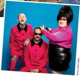  ?? Picture:MATTCARDY ?? Guy on guitar: Elbow frontman Garvey (top). Above: Hannah Billie, Nathan Howdeshell and Beth Ditto of Gossip