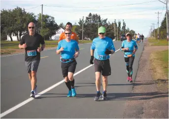  ?? - Archives ?? Jean-Marie Breau (3215) et quelques autres participan­ts du 360e Demi-marathon de l’Acadie.