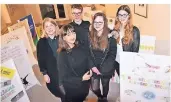  ?? FOTO: AXEL KÜPPERS ?? Lehrerin Stefanie Dams mit Schülern, die beim Amnesty-Projekt mitgemacht haben (v. r.): Julia Heckmann, Marie Mauermann, Conrad Schulte, Talia Delschen.