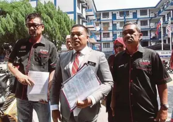  ?? PIC BY AMIRUDIN SAHIB ?? Defence Minister Mohamad Sabu’s special functions officer Rafizal Ali (centre) at the Wangsa Maju police station yesterday.