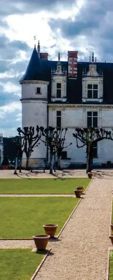  ??  ?? Ci-dessous, le château du Clos Lucé est un véritable conservato­ire dédié à l’oeuvre de Léonard de Vinci. Animations 3D, hologramme (notre photo), maquettes des inventions réalisées à partir des dessins du maître toscan et nouveaux espaces immersifs rythment la visite. L’invention du vélo par Léonard de Vinci est toutefois contestée par certains spécialist­es.