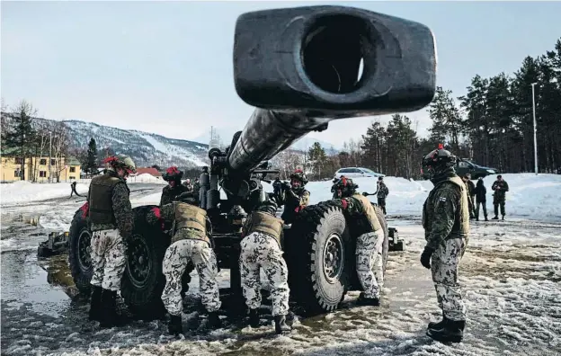  ?? JON    N N C     N ?? Soldats finlandeso­s preparant una peça d’artilleria a Setermoen (Noruega) el 22 de març en unes maniobres de l’OTAN; hi van com a socis des de fa anys