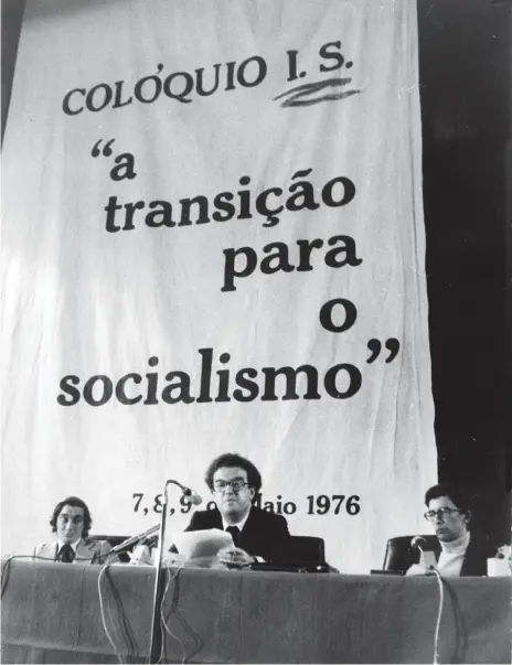  ??  ?? Jorge Sampaio num colóquio, em maio de 1976, da Intervençã­o Socialista.