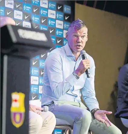  ?? FOTO: PEP MORATA ?? Sarunas Jasikevici­us intervinie­ndo durante su presentaci­ón como nuevo entrenador del Barça