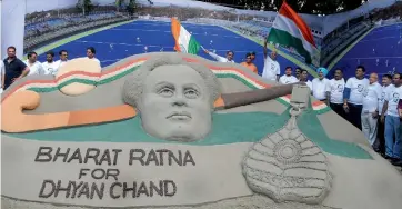  ?? — BIPLAB BANERJEE ?? Artist Sudarshan Patnaik’s sand work on Dhyan Chand on display at Jantar Mantar in New Delhi on Sunday. Former hockey players took part in a demonstrat­ion demanding Bharat Ratna for the hockey legend.