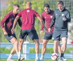  ??  ?? EN EL ROMBO. El técnico Berizzo participó ayer en los ejercicios.