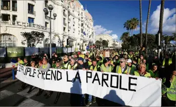  ?? (Photo Franck Fernandes) ?? Sur la Prom’, les « gilets jaunes » sont restés pacifistes.