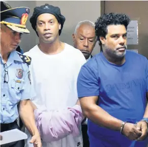  ??  ?? RED CARD
Ronaldinho and his brother Roberto arrive at court in Asuncion