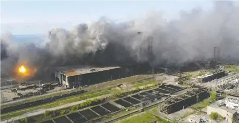  ?? AZOV REGIMENT/HANDOUT VIA REUTERS ?? An aerial view shows shelling in the Azovstal steel plant complex in Mariupol, Ukraine, Thursday, as Russian troops closed in on Ukrainian nationalis­t fighters sheltering in undergroun­d bunkers.
