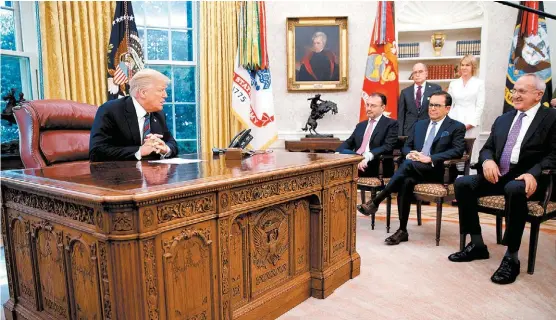  ?? SHAWN THEW/EFE ?? Donald Trump sostuvo una charla telefónica con el presidente Peña Nieto, que atestiguar­on Luis Videgaray, Ildefonso Guajardo y Jesús Seade.
