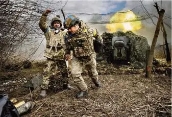  ?? FOTO PROFIMEDIA ?? Ukrajinští dělostřelc­i, kteří se potýkají s nedostatke­m munice, odrážejí postupujíc­í Rusy u vsi Marjinka na Doněcku. Ruské ministerst­vo obrany mezitím včera oznámilo dobytí nedaleké vesnice Poběda.