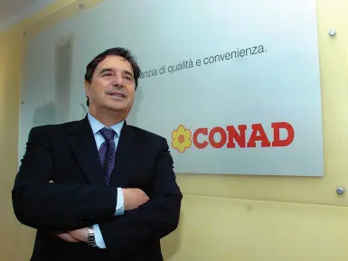  ??  ?? Ugo Baldi, amministra­tore delegato di Conad Tirreno A sinistra, il nuovo polo logistico a Montopoli Valdarno