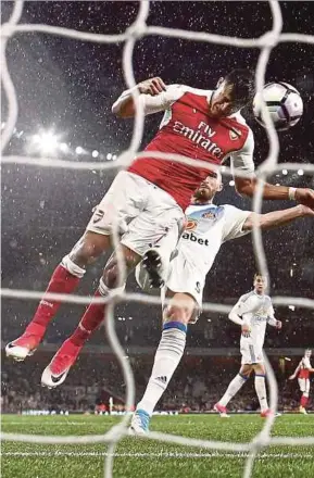  ?? AFP PIC ?? Arsenal’s Alexis Sanchez (front) scores his second goal against Sunderland at the Emirates Stadium on Tuesday.