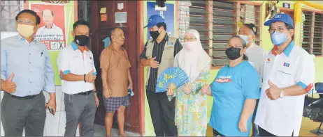  ?? ?? Dr Wan azizah (third right) in a photo call with one of the voters at Rh Gudang. She is accompanie­d by miri mP Dr michael Teo Yu Kheng (far left), elias (second left) and Roland (fourth left).