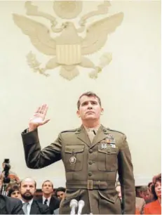  ??  ?? ► Oliver North, el 9 de diciembre de 1986, ante el Comité de RR.EE de la Cámara de Representa­ntes.