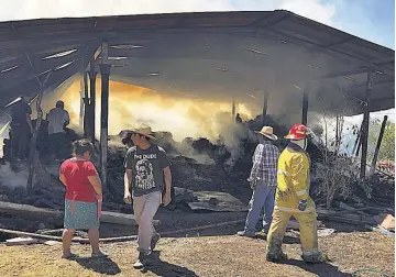  ??  ?? Consumida. Debido a la clase de materiales que se guardaban en el inmueble de la molienda, el fuego avanzó rápidament­e y las bases, hechas de madera, eran propensas a ceder y hacer colapsar la estructura.