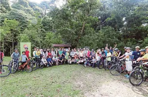  ??  ?? SALLEH dan Yatela bersama orang ramai di Majlis Perasmian Salleh Trail di Hutan Simpan Kota Damansara.