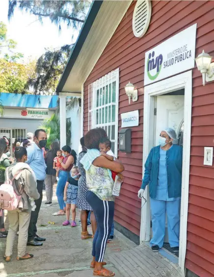  ??  ?? Luego del reporte de varios casos de difteria, padres llevaron a sus hijos al centro de vacunación del Hospital Materno Infantil Santo Socorro, y al centro sanitario de la Galván, en la Capital, para que les apliquen el biológico.