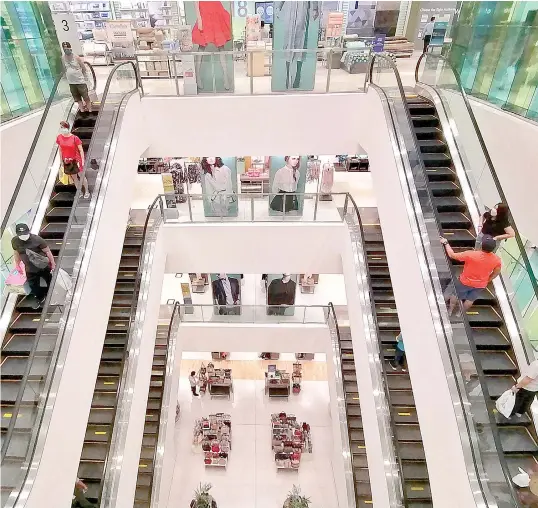  ??  ?? Only few shoppers are seen on the first day of re-opening of malls in Cebu City following a two-month lockdown. ALDO NELBERT BANAYNAL