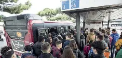  ??  ?? La folla Ressa alla stazione Termini per salire su uno dei pochi autobus che hanno circolato ieri durante lo sciopero (LaPresse)