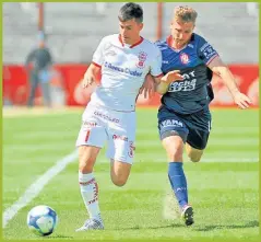  ?? AFP
FOTOBAIRES ?? ABURRIDO. Pussetto cubre la pelota. El partido no movilizó.