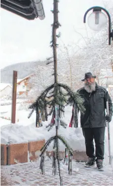  ?? FOTO: ROLAND ZUHL ?? Der Narrenbaum des Dürbheimer Künstlers Walter Zepf steht in diesem Jahr ganz bewusst Kopf.