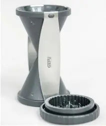  ?? PHOTOS: JOHN MAHONEY ?? A handheld spiralizer is compact and easy to clean.