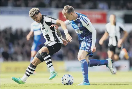  ??  ?? Newcastle’s DeAndre Yedlin and Ipswich Town’s Freddie Sears at Portman Road.