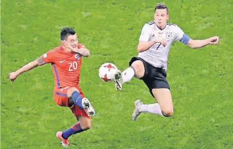  ?? FOTO: DPA ?? Spitzentan­z in Kasan: Julian Draxler (rechts) gegen den Chilenen Charles Aranguiz.