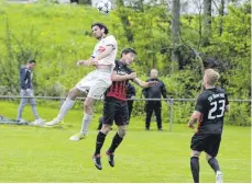  ?? FOTO: VEREIN ?? Am 1. Mai dieses Jahres standen sich beide Mannschaft­en zuletzt gegenüber. Das Spiel endete 2:2. Hier im Zweikampf Kehlens David Bernhard (helles Trikoz) mit Oberzells Fabio Maucher.