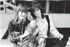  ?? Dokonce i tak drsný rocker Keith Richards se rád nechával fotografov­at jako partner a tatínek. S Anitou Pallenberg­ovou měli tři děti. FOTO PROFIMEDIA ?? Rodina.