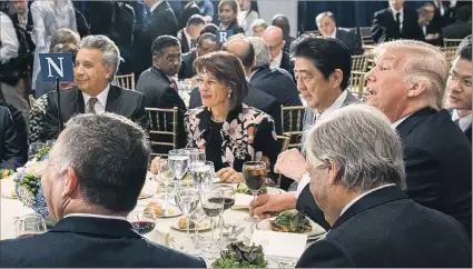  ?? CORTESÍA DE LAS NACIONES UNIDAS ?? Almuerzo. El presidente Moreno (i) en la misma mesa con su par Donald Trump (d). Los acompañan el primer ministro japonés, Shinzo Abe.