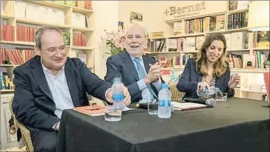  ?? MANÉ ESPINOSA ?? Jordi Hereu, Màrius Carol i Llucia Ramis ahir a la llibreria + Bernat