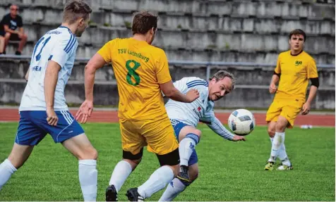  ?? Foto: Oliver Reiser ?? Einen Kampf auf Biegen und Brechen lieferten sich die SpVgg Auerbach Streitheim und der TSV Lützelburg. Hier klärt Auerbachs Libero Christian Lottes vor Lützelburg­s Fa bian Karg. Alois Welz (links) und Michael Hertle brauchen nicht mehr eingreifen.