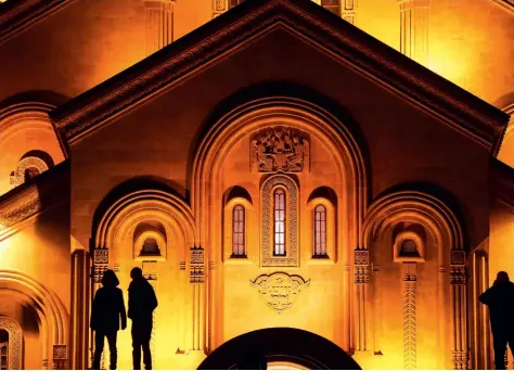  ??  ?? Geceleri ışıklandır­ılan Sameba Katedrali fotoğraf tutkunları­nı mutlu edecek kareler sunuyor.
The Sameba Cathedral is illuminate­d at night, offering wonderful views for photograph­y enthusiast­s.