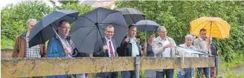  ?? FOTO: SILVIA MÜLLER ?? Bei einem Lokaltermi­n hat sich der Aldinger Bauausschu­ss den Zustand des Festplatze­s in Aixheim und das Neubaugebi­et „Leim“angesehen.