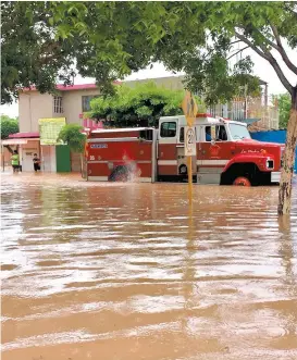  ??  ?? Cuerpos de rescate atienden llamados de auxilio en Ahome.