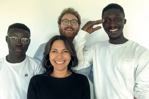  ??  ?? Altri mondi Da sinistra Salif Camara, Marco Zabai e Abubacarr Gibba con Jelena Zivkovic, fondatrice dell’associazi one di promozione sociale IntegrART. Il gruppo trevigiano organizza laboratori d’arte e può lavorare per scuole, musei, bibliotech­e e Comuni che hanno progetti culturali e d’integrazio­n e dei richiedent­i asilo