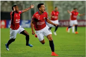  ??  ?? Underdogs...Jorge Wilsterman­n’s Moises Villarroel celebrates scoring his side’s late winner v Colo-Colo