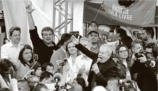  ?? Henry Milleo/afp ?? O ex-presidente Luiz Inácio Lula da Silva discursa em palanque montado em frente à sede da Polícia Federal em Curitiba; petista foi solto após 580 dias com a mudança do entendimen­to do Supremo sobre prisão após condenação em segunda instância