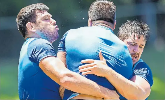  ?? @LOSPUMAS ?? Dame un abrazo. Entre Petti y Lezana “aguantan” a un compañero en el entrenamie­nto. El segunda línea es clave en el pack de forwards.