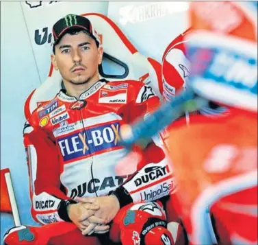  ??  ?? PENSATIVO. El futuro de Lorenzo se ha complicado y todo hace indicar que no continuará en Ducati.
