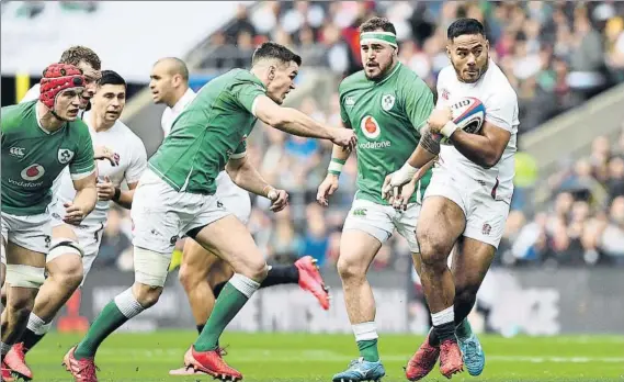  ?? FOTO: EFE ?? El inglés Manu Tuilagi conduce el oval, superando la línea defensiva de una selección irlandesa que decepcionó en Twickenham