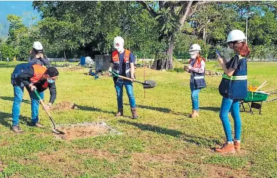  ??  ?? EXPERIENCI­A. En la Unitec desde febrero iniciaron el ensayo con 350 estudiante­s de laboratori­os.