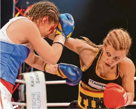  ?? Foto: Siegfried Kerpf ?? Wenn Frauenfäus­te fliegen, dann kann es auch mal blutig werden. Beim Box Kampf um die WBC Weltmeiste­rschaft der Frauen in der Kühbacher Stockschüt­zenhalle besiegt Tina Rupprecht (rechts) die Französin Anna Sophie da Costa.