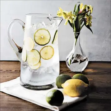  ?? JENNIFER CHASE/FOR THE WASHINGTON POST ?? The $19.99 Libbey Impression­s pitcher filled with water can serve as a functional focal point at a home gathering.