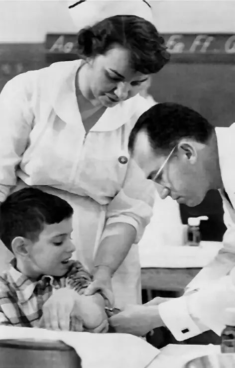  ?? Pittsburgh Post-Gazette archives ?? Dr. Jonas Salk administer­s a trial polio vaccine to David Rosenbloom in Pittsburgh in 1954.